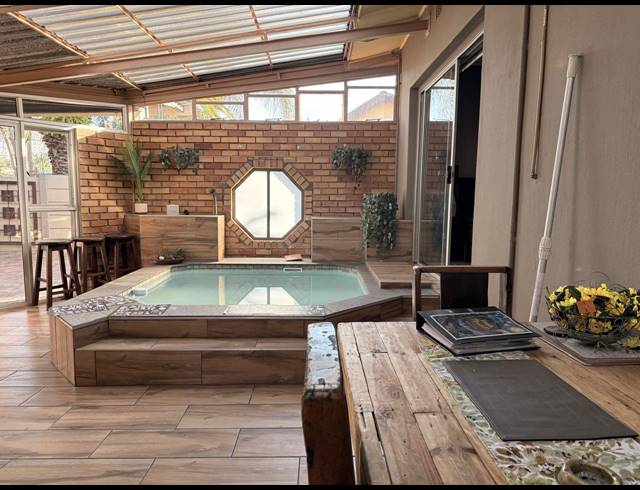 5 BEDROOM HOUSE FOR SALE IN HUTTENHEIGHTS